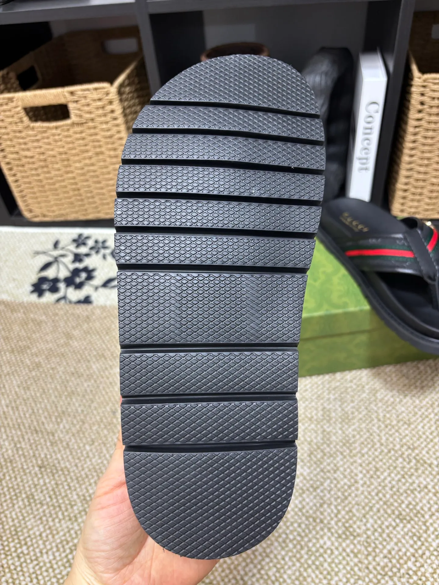 Factory 💰 300 yuan Gucci slippers] high-end men's shoes brand official website 1:1 latest masterpiece: original mold customization, the fabric is made of imported original materials, upgraded outsole, lighter and non-slip. The market's top quality, simple yet tasteful, a must-have for fashionistas, fashionable at your feet, full of confidence, the same style at the counter 👍The season of summer slippers is here. Code: 38-45 (45 customized)
